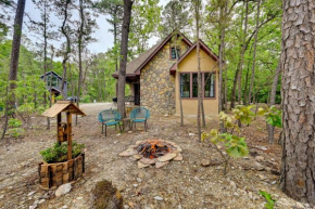 Blissful Broken Bow Studio Fire Pit and Jacuzzi Tub